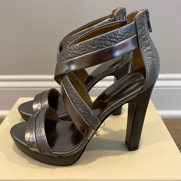 NEW Coach Pewter Heels 7.5M - Picture 2 of 9
